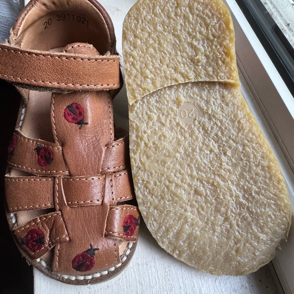 Embroidered ladybird sandals - Picture 2 of 5